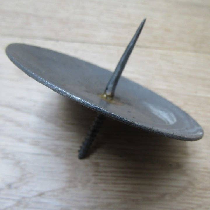 Hånd smedet Candle Holder Antik Jern Skrue for engroshandel hos IronmongeryWorld