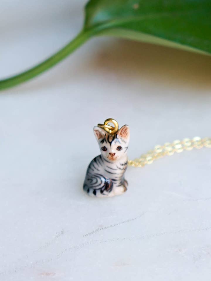 Collier petit chat tigre gris Sooki pour la vente par Peter and June