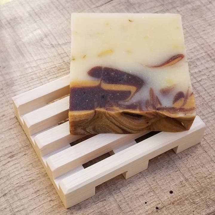 Jura wooden soap holder for wholesale by Savonnerie Aubergine