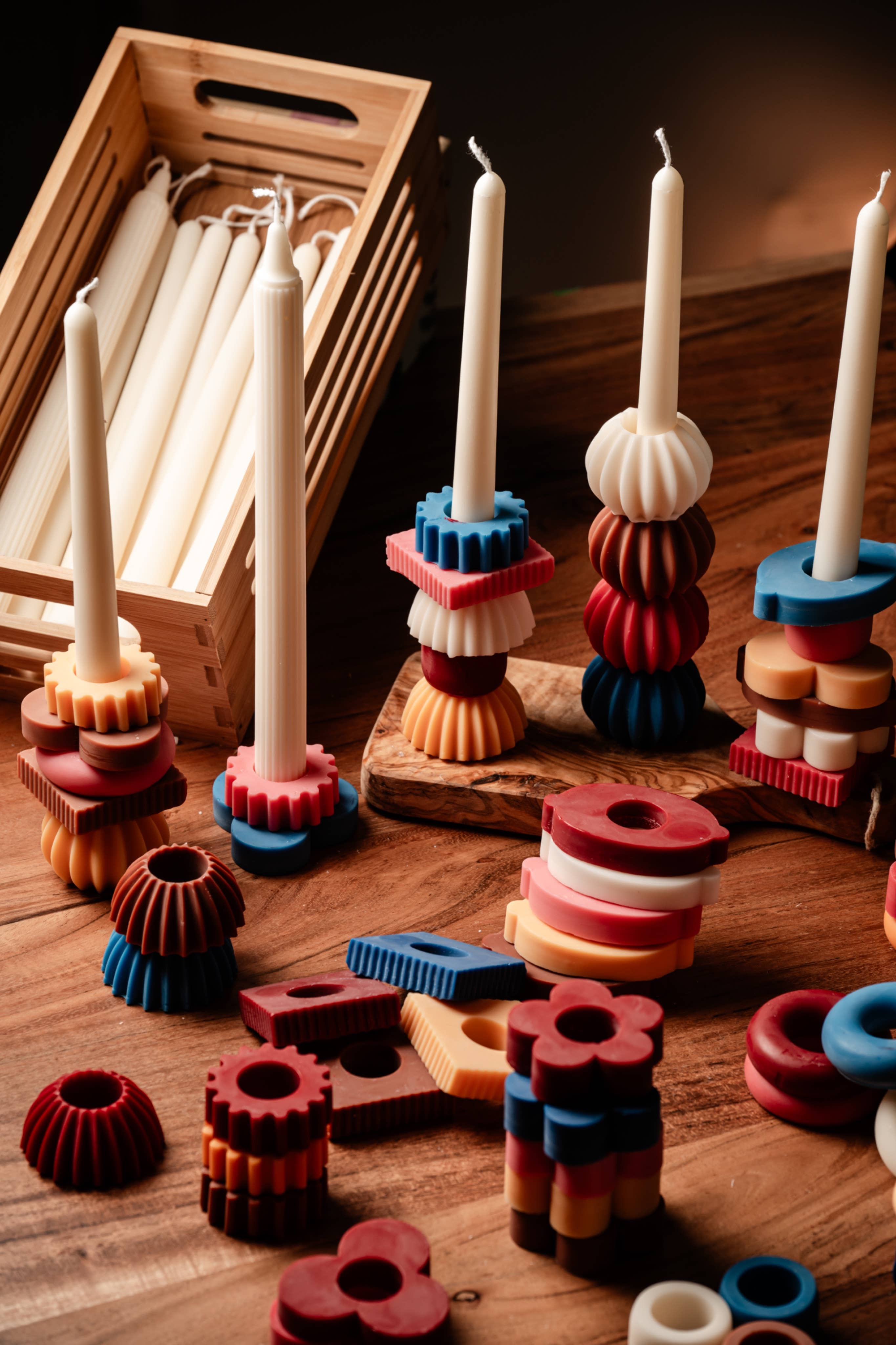 Allure CA - Vente Bougies/bougeoirs coniques - Set de bougies cônes colorées avec petits ornements décoratifs6