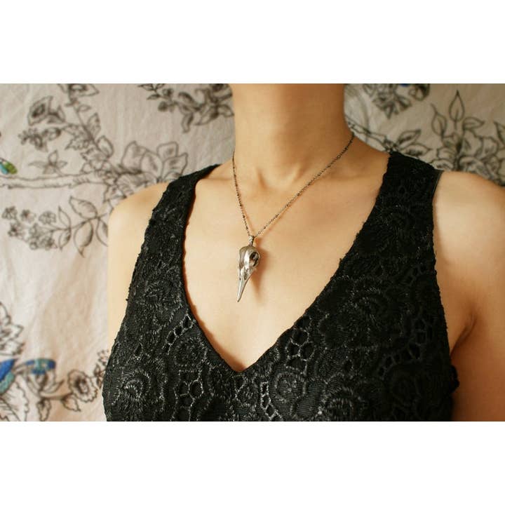 SORA DESIGNS - Wholesale Pendant/Charm Necklace - Antique Silver Bird Skull Statement Necklace Raven Skull Pen