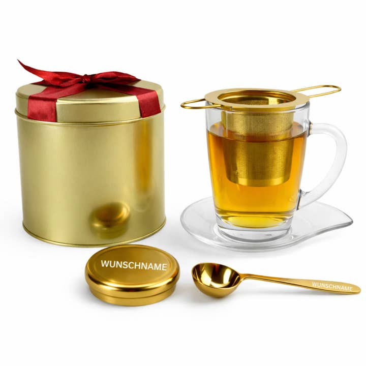 Tee Geschenkset Gold mit Gravur | Edelstahl Teesieb mit Deckel & Löffel | Teeglas mit Unterteller | Edle Geschenkbox aus Metall für den Großhandel von Biomatea