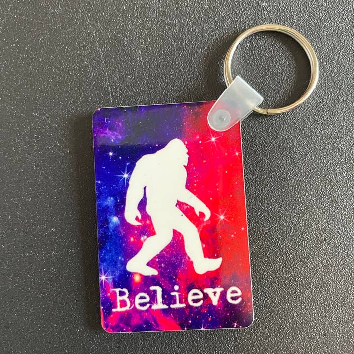 Squatchin’ Country – Porta-chaves - Unissexo por atacado – Porta-chaves Squatchin' Country Coloriful Bigfoot11