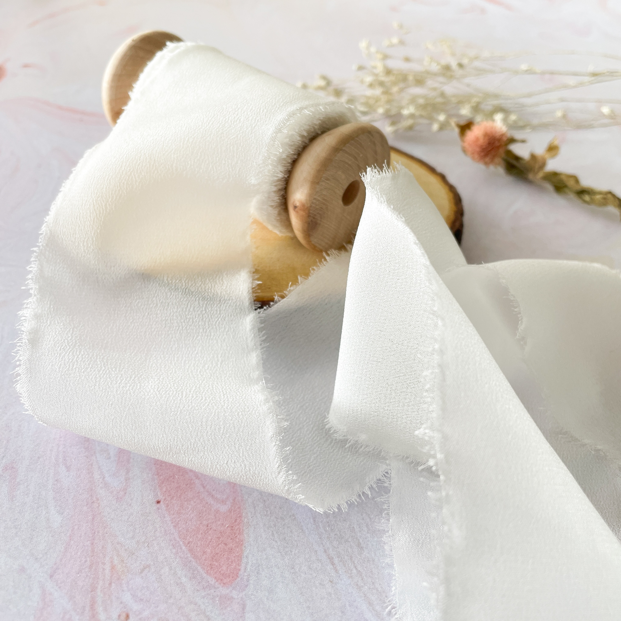 The Natural Paper Company - Venta al por mayor Cintas - Envoltorio de regalos - Cinta de seda blanca con borde sin rematar en carrete de madera4