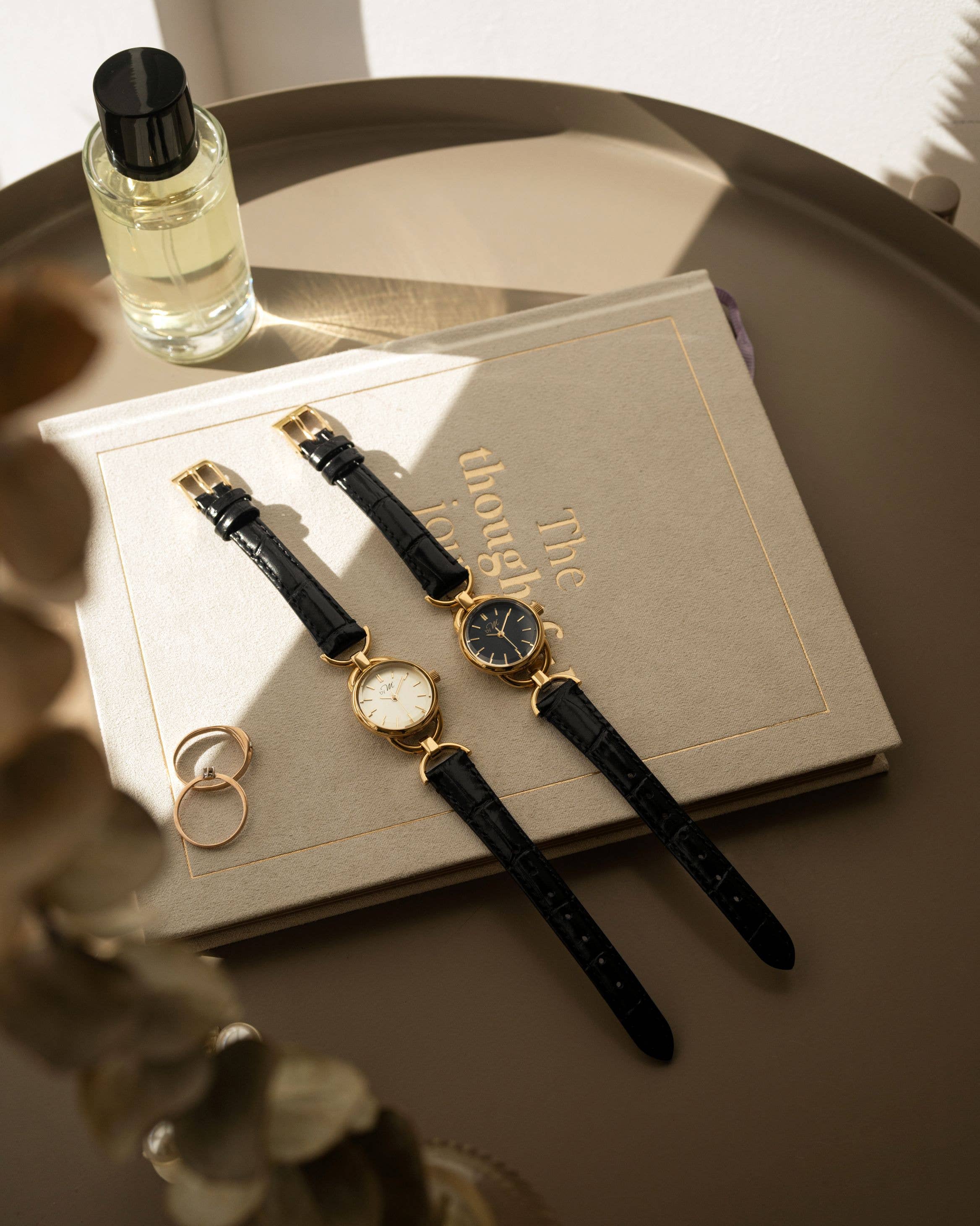 by M degrees – Großhandel Armbanduhr – Damen – 80er-Jahre Vintage-inspirierte Schwarz-Goldene Runde Uhr – Schwarzes Leder4