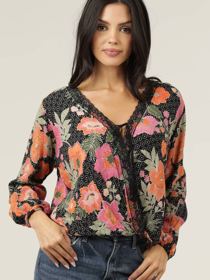 C2E34-A950 V-HALS BLONDEKANTET BLOMSTRET BLUSE for engroshandel hos ANGIE