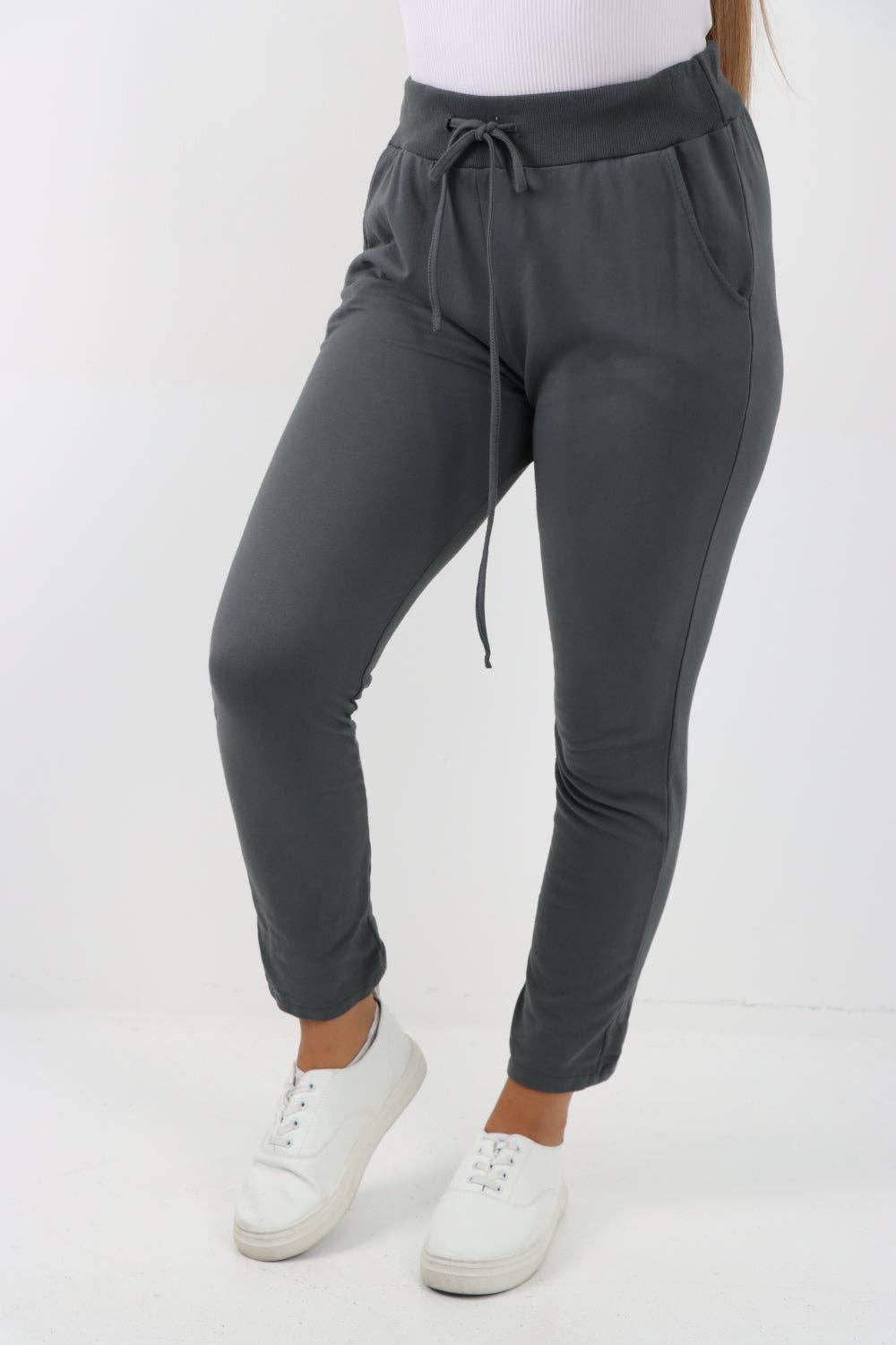 Miss Bold – Großhandel Lounge-Trainingshose/-Jogginghose – Damen – Italienische schlichte Basic-Jogginghose mit Kordelzug11
