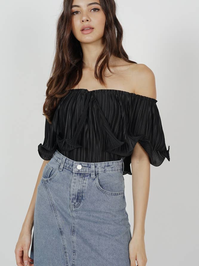 Top plissé à volants Jubi en noir pour la vente par MDS