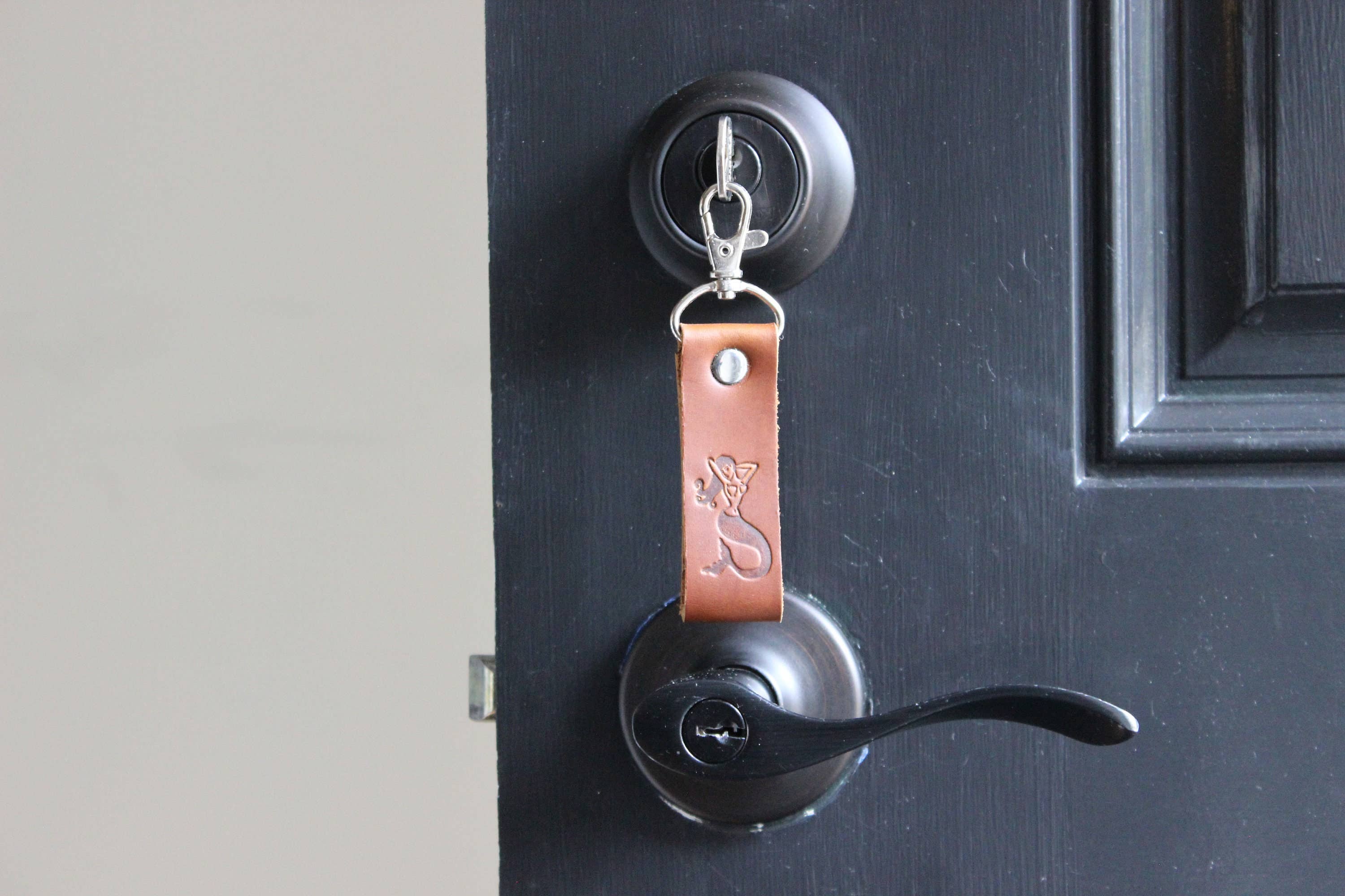 Mermaid and Sailor - Vente Porte-clés – unisexe - Porte-clés en cuir marron sirène fait main aux États-Unis1