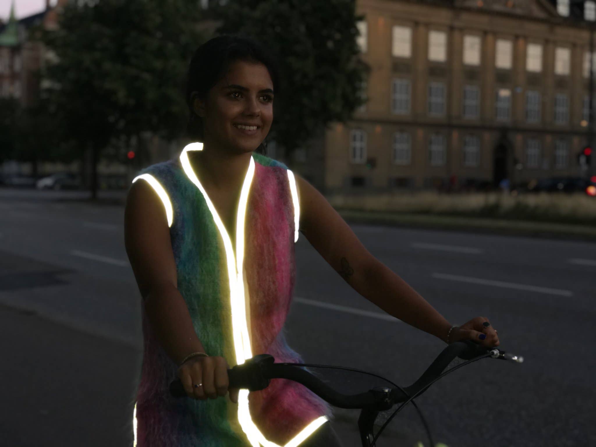 Vespertine NYC – Großhandel Pullunder – Damen – Reflektierende Mohair Cardigan Sweater Weste, Regenbogen gestreift9