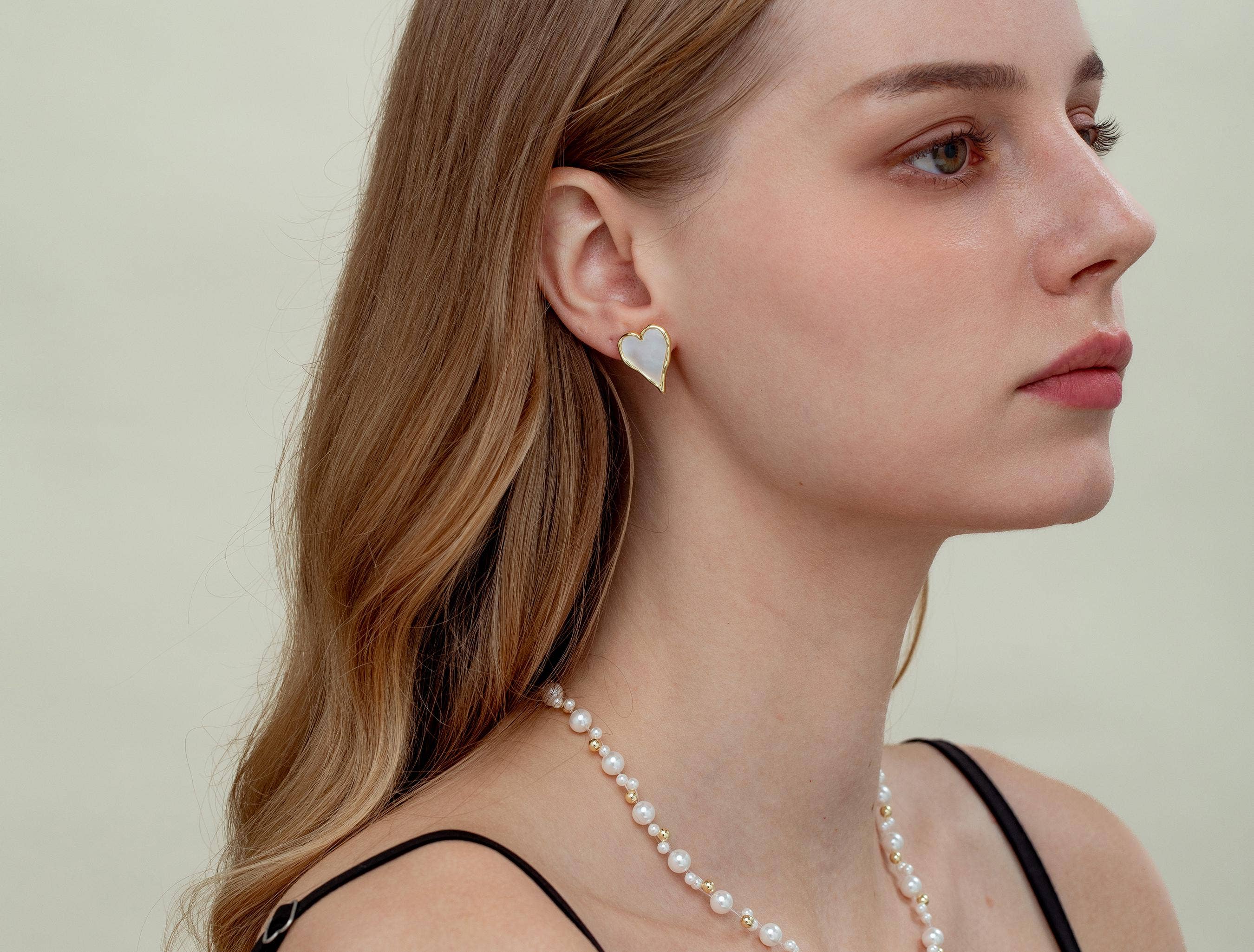 Jewel Pledge - Wholesale Stud/Post Earrings - Pearl Heart Earrings with Gold Details, Bridal Gift ERG3742