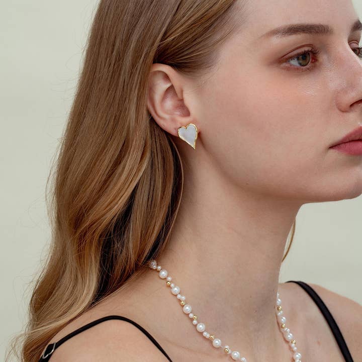 Jewel Pledge - Wholesale Stud/Post Earrings - Pearl Heart Earrings with Gold Details, Bridal Gift ERG3742