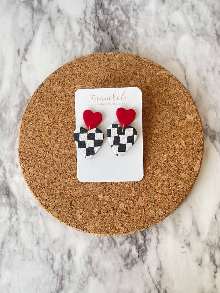 Cœurs à carreaux avec rouge | Saint-Valentin | Boucles d'oreilles en argile pour la vente par taenickole