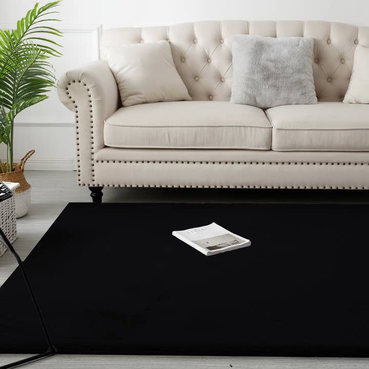 Fluffy sort tæppe 200X290 cm for engroshandel hos Luxury Living