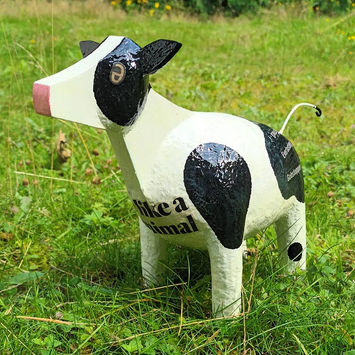 Koe Chique Papier-maché Boerderijdier Gemengde Media Sculptuur voor wholesale door Tania Holland Gallery