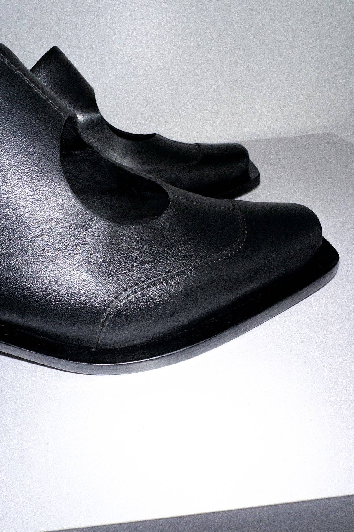 Circle Mule in Black for wholesale on Faire5