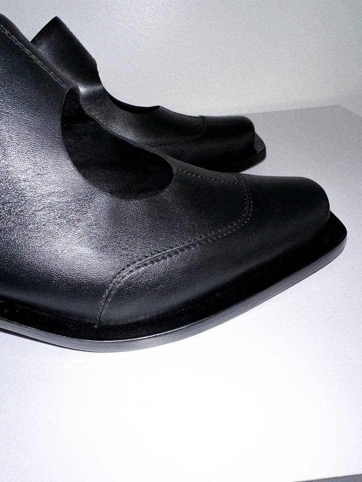 Circle Mule in Black for wholesale on Faire5