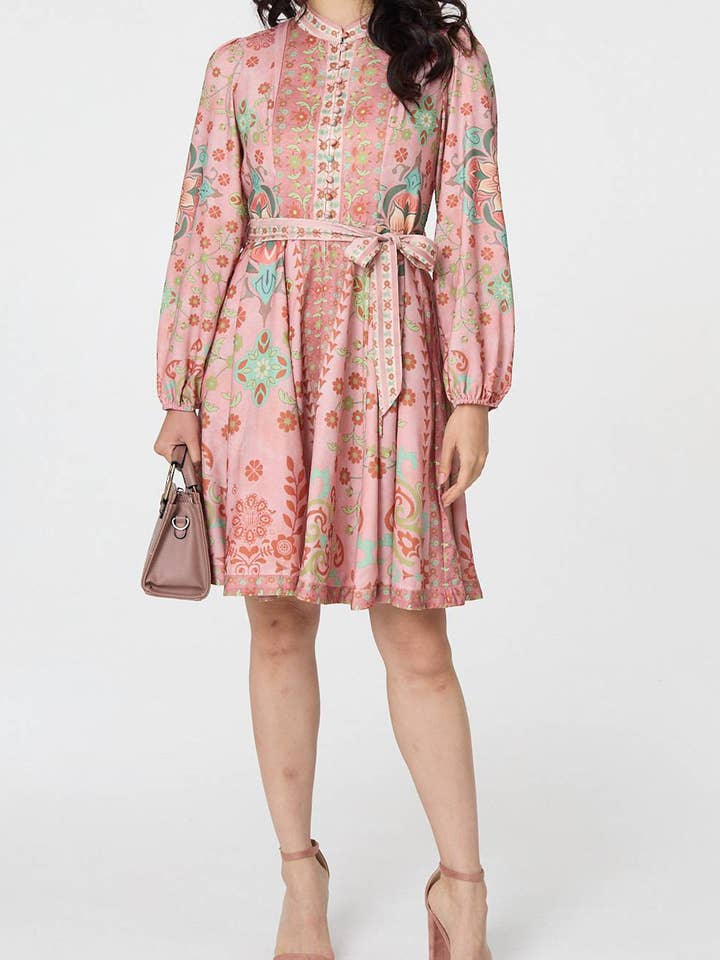 Blommig knälång klänning med knytband i midjan för wholesale av Stellalondon