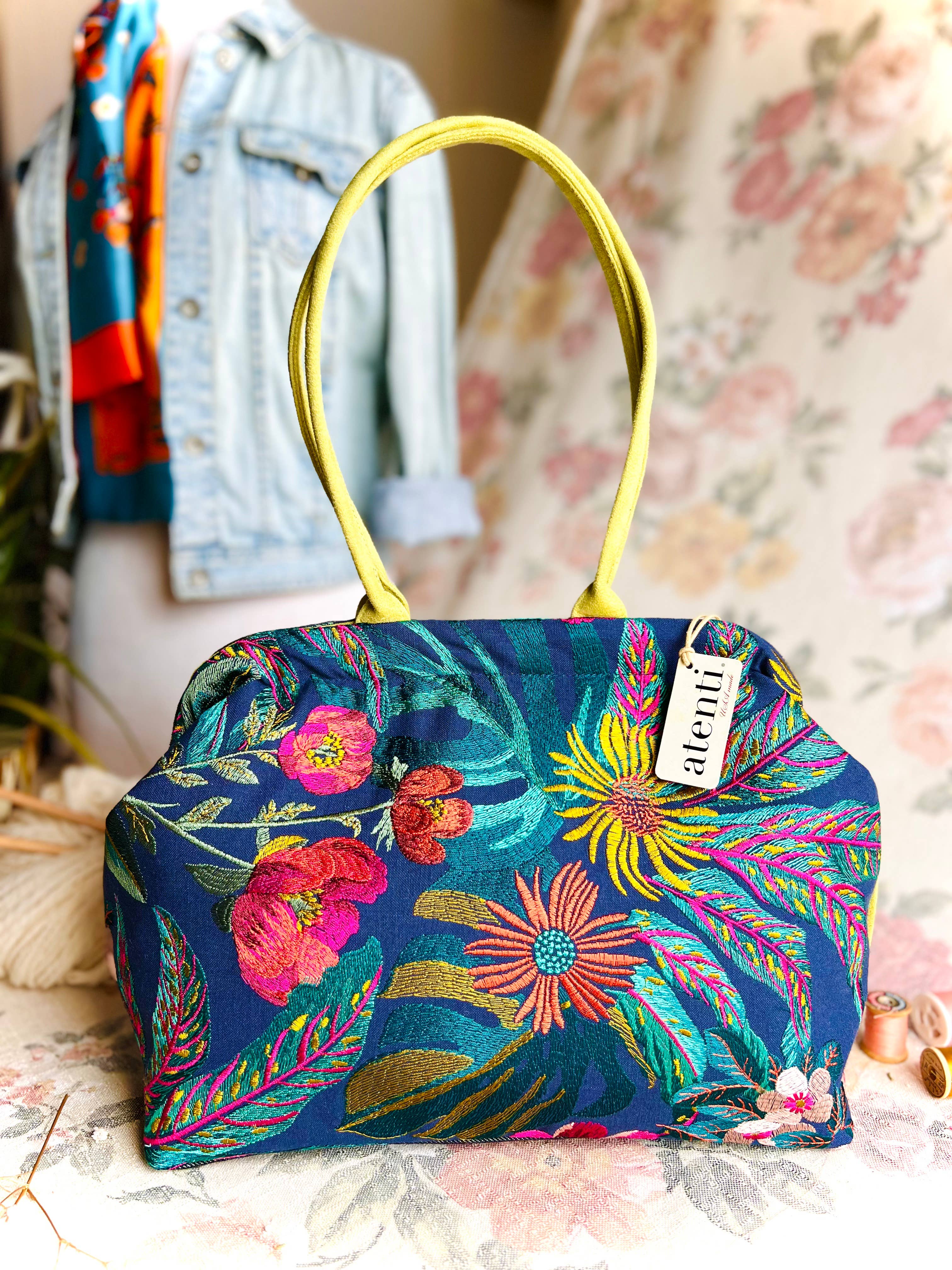 Atenti – Mala com alça superior – Mulher por atacado – Bolsa Doutora Moderna Flora Molly com Armação de Metal e Fecho de Pressão5