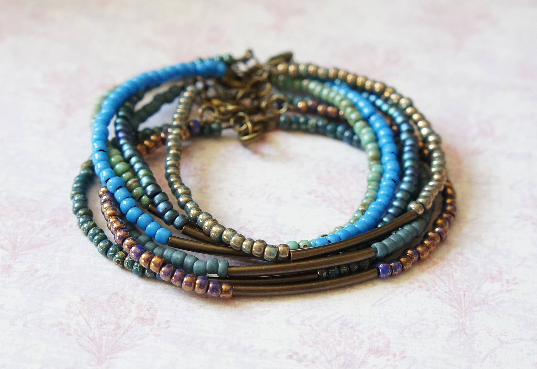 Sentimento - Vente Bracelet de perles - Bracelet en perles de rocaille turquoise et bleues et barre en bronze3
