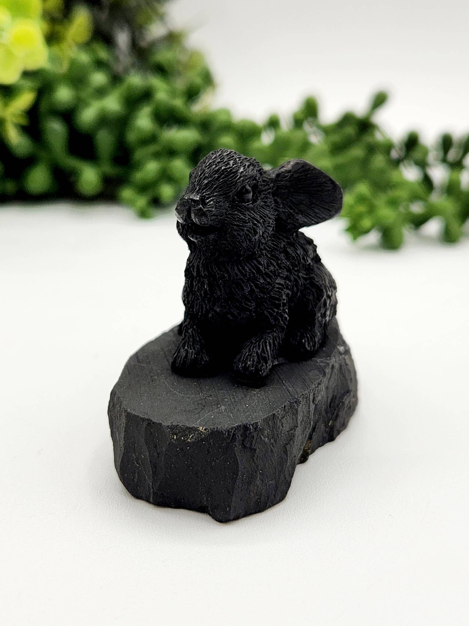 Meraki Gemstones – Engroshandel Pyntefigur – Shungite figur kanin-EMF-beskyttelse (5x4x4,5cm)3