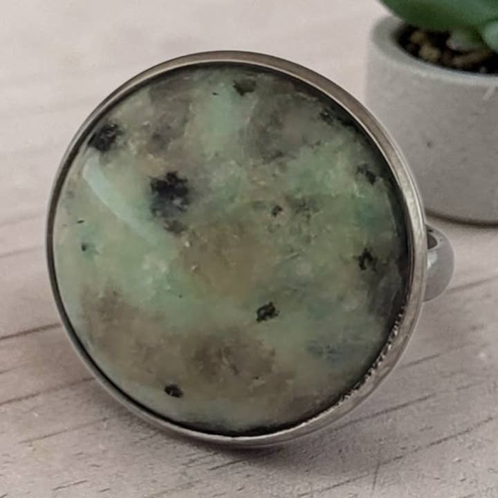 Bague réglable en acier inoxydable et jaspe sésame pour la vente par Covaly Artisan Jewelry