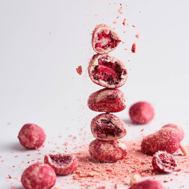 Karü Chocolates - Wholesale Chocolate Covered Sweets - Freeze-Dried Blackberries covered Milk Chocolate 50% Cacao