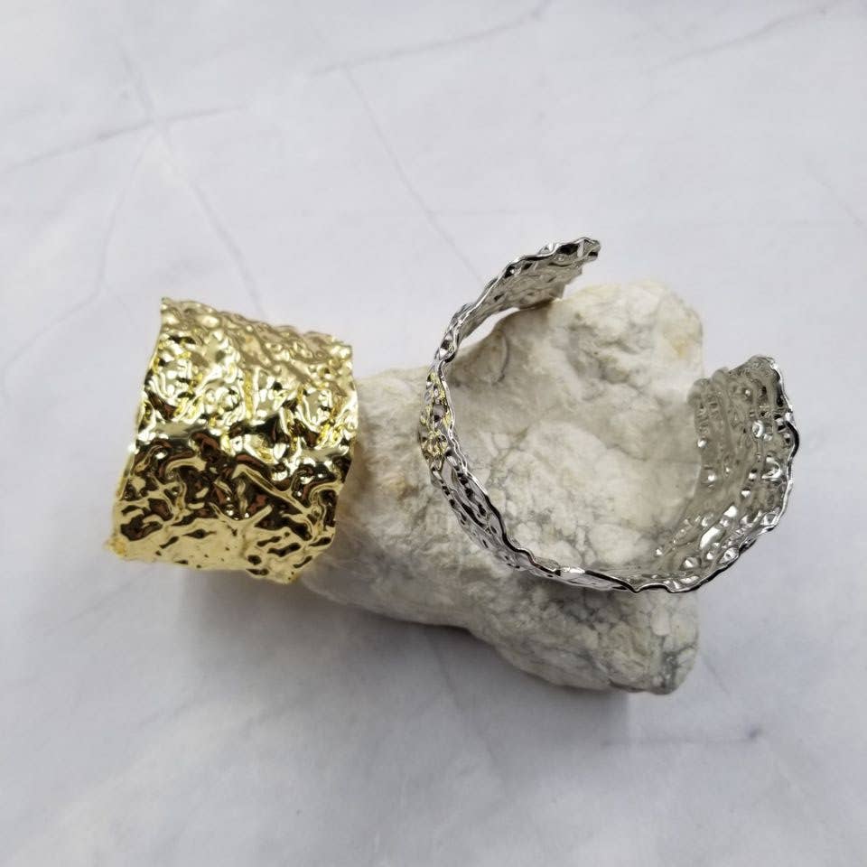 The Pretty Jewellery – Großhandel Manschettenarmband – Gehämmerte Manschettenarmband - Gold oder Silber3