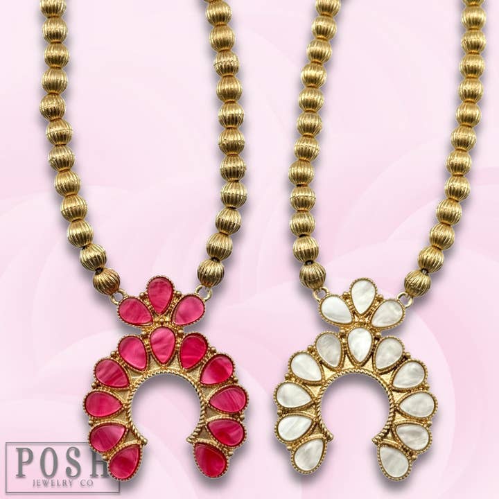 Collier pendentif « squash blossom » aspect nacré pour la vente par Pink Panache Brands