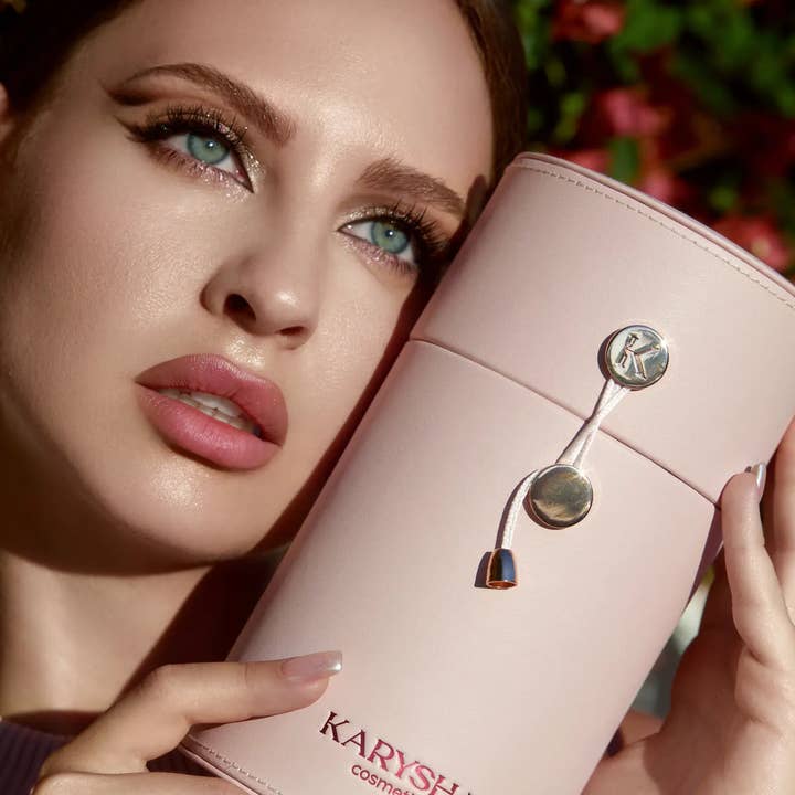 Sac de Pinceaux Cosmétiques de Luxe en Tube pour la vente par KARYSHA Cosmetics