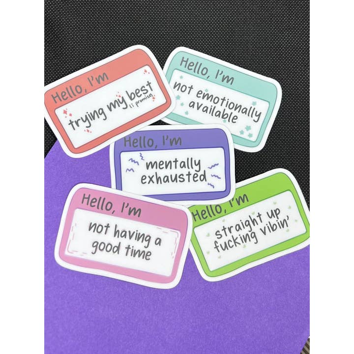 Sarkastiske Hello Im Nametag-klistermærker | Prøver mine bedste klistermærker, bevidsthedssæt om mental sundhed, udmattet klistermærke, ikke have det sjovt for engroshandel hos ChaoticPossumDesigns