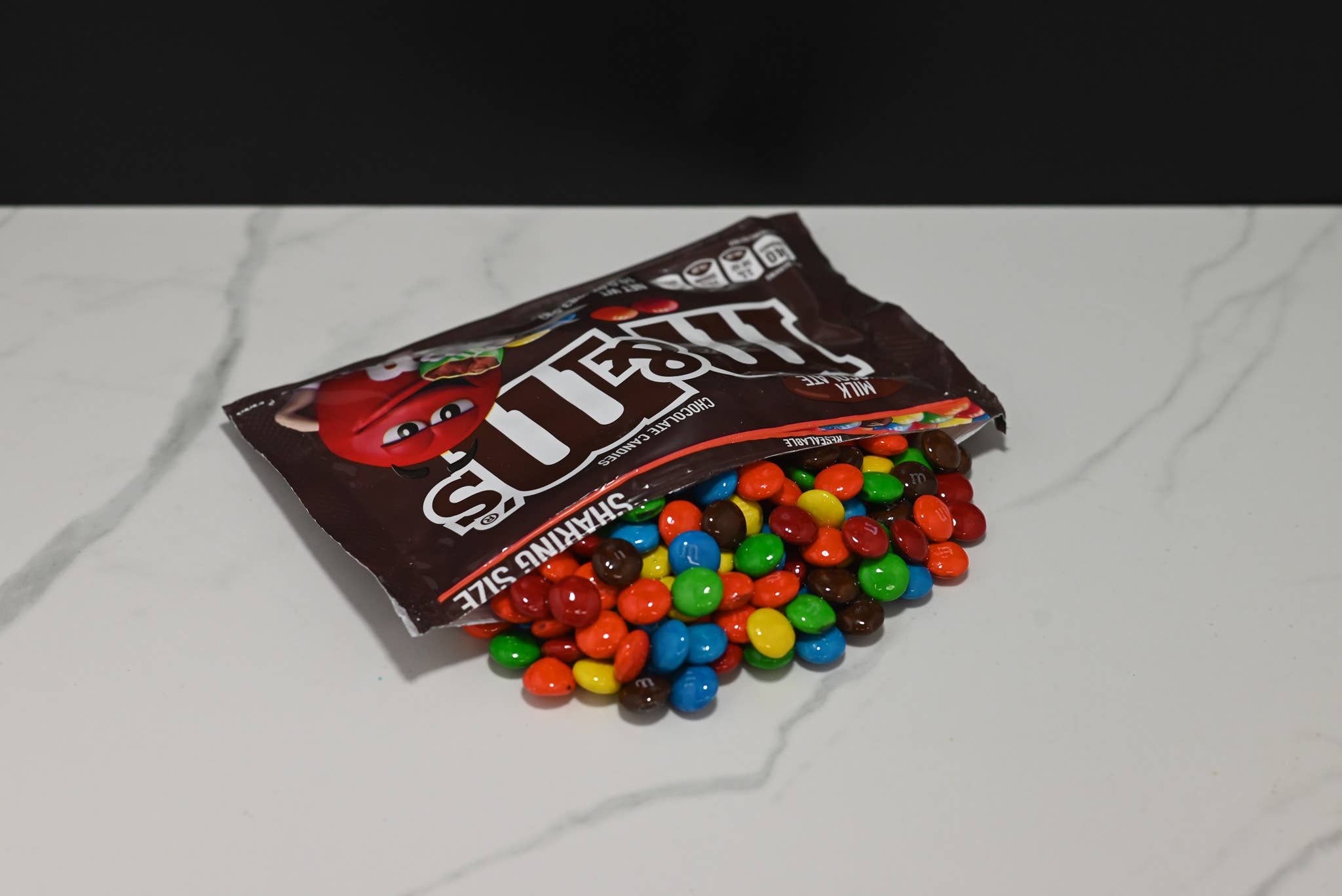 Just Dough It! Fake Foods - Vente Décorations de table - Grand sac renversé de M&M's