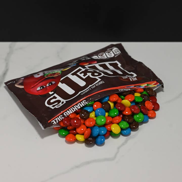 Just Dough It! Fake Foods - Vente Décorations de table - Grand sac renversé de M&M's0