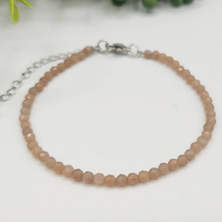 Meraki Gemstones – Großhandel Perlenarmband – Sonnenstein-Armband facettiert 3MM mit silberfarbenem Verschluss