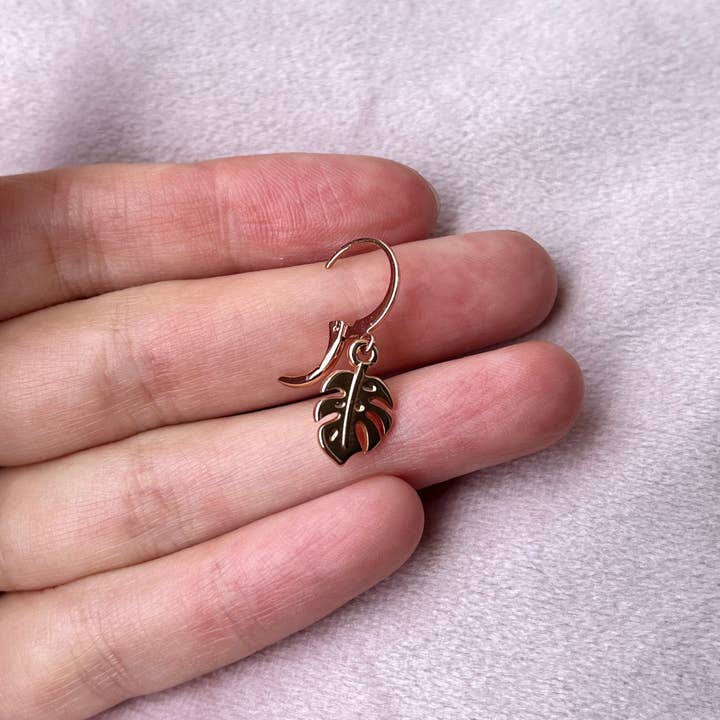 plantyintroverts - Wholesale Dangle Earrings - Rose gold earrings with Monstera leaf pendant and clasp5