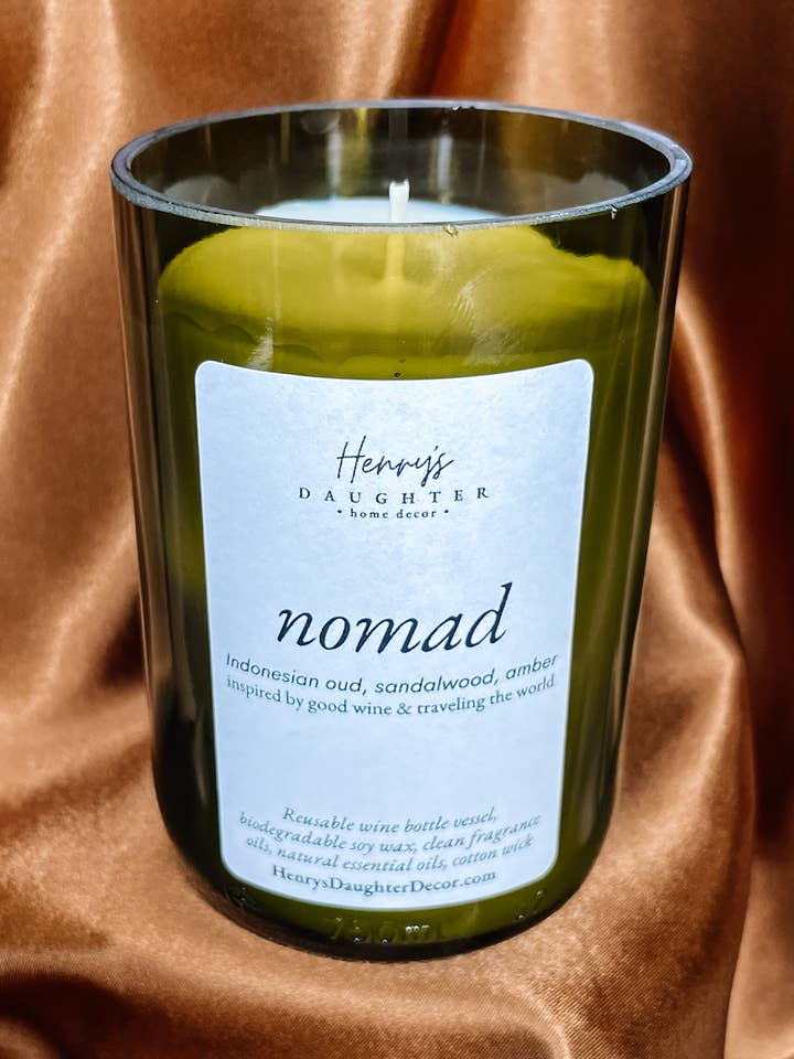 Nomad (Oud & Sandeltræ) Vinflaske stearinlys for engroshandel hos Henry’s Daughter Home Decor