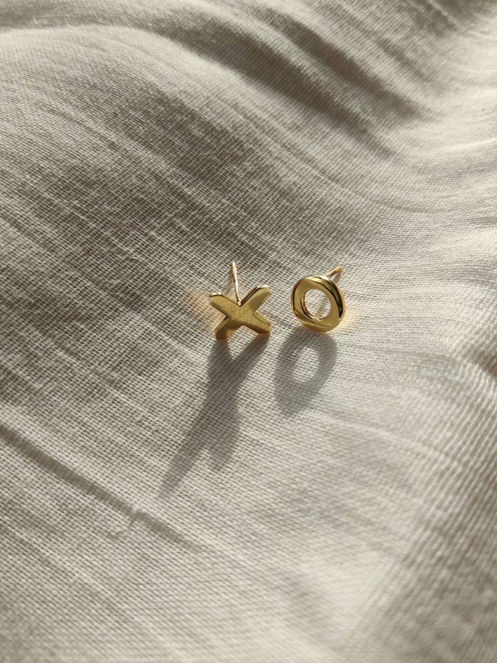 XO GOLD-OHRSTECKER für den Großhandel von The Diamond Setter