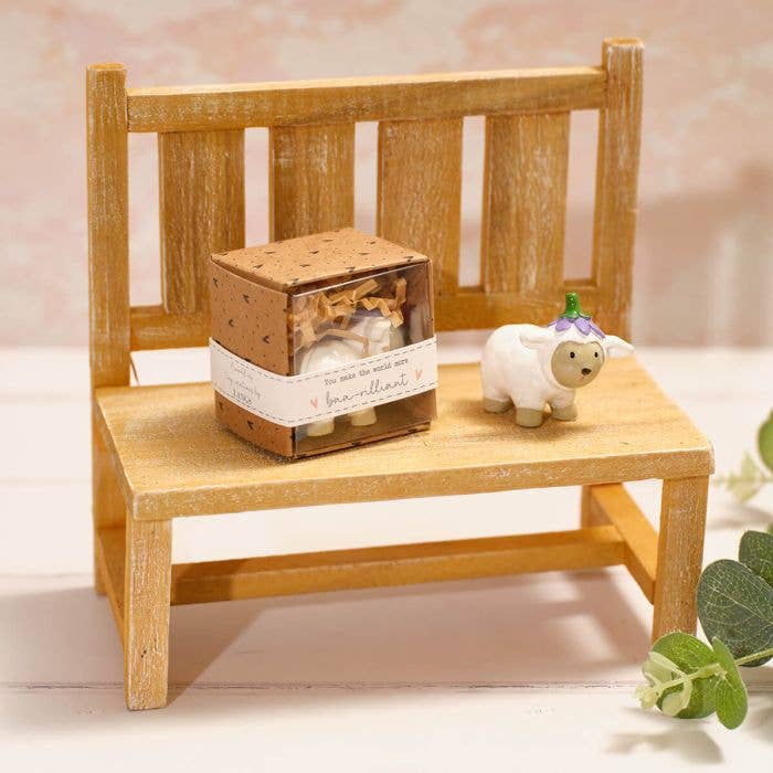 Petit monde agneau de printemps fait main portant un chapeau de fleurs souvenir ornement en polyrésine avec boîte pour la vente par Langs