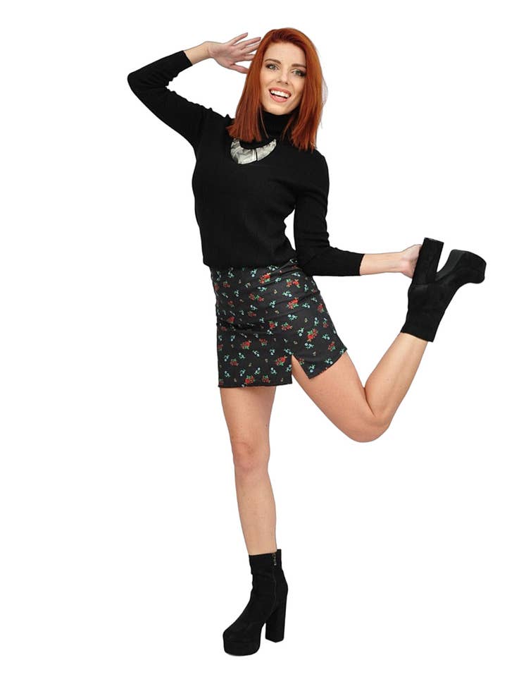 Schwarzer Blumenrock - weiße und rote kleine Blumenmuster für den Großhandel von Kalimera Clothing Athens