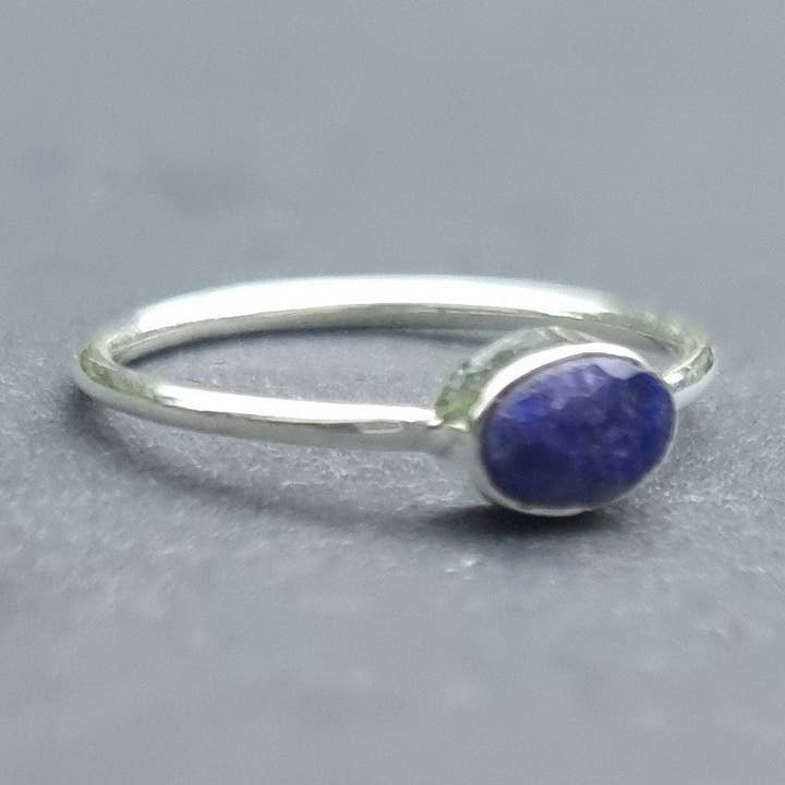 Bague Ovale Horizontale Délicate en Saphir | Argent Sterling 925 pour la vente par Mistry Gems