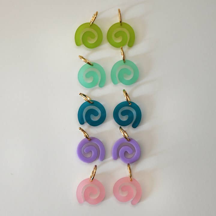 Créoles Swirl Huggie pour la vente par Shape & Color