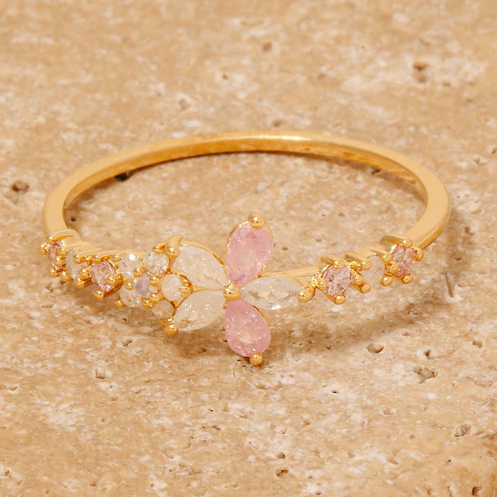 Anello a Fascia con Fiore Vivace in Cz Placcato Oro per la vendita all'ingrosso da parte di Anarchy Street