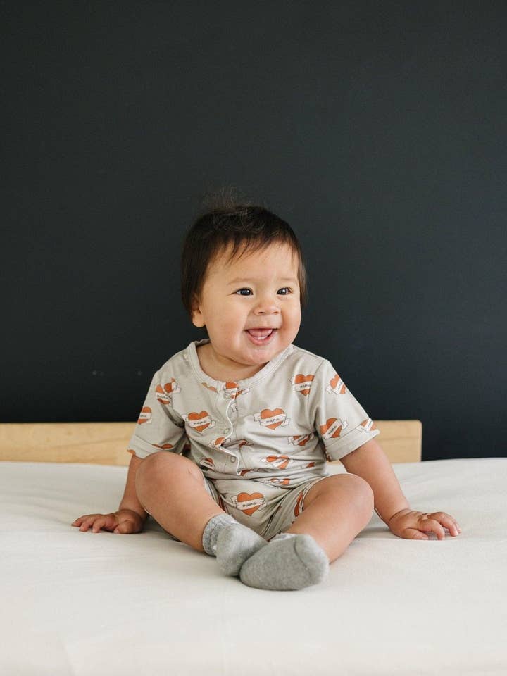 Little Joy Co. - Vente Barboteuse – bébé - Barboteuse Henley en bambou Mama Tattoo Hearts5