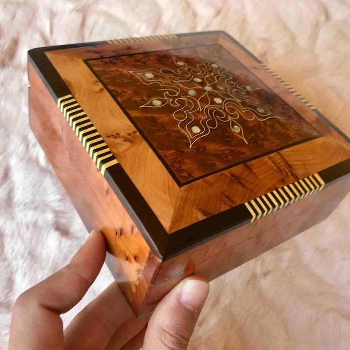 AtlasPerles - Vente Boîte/rangement à bijoux - Boîte à bijoux en bois de luxe marocain sans clé, gravée, incrustée de nacre, souvenir d'anniversaire, de mariage, boîte décorative en thuya.1