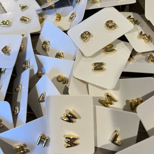 Boucles d'oreilles initiales pour oreilles percées hypoallergéniques pour la vente par lil darlings inc