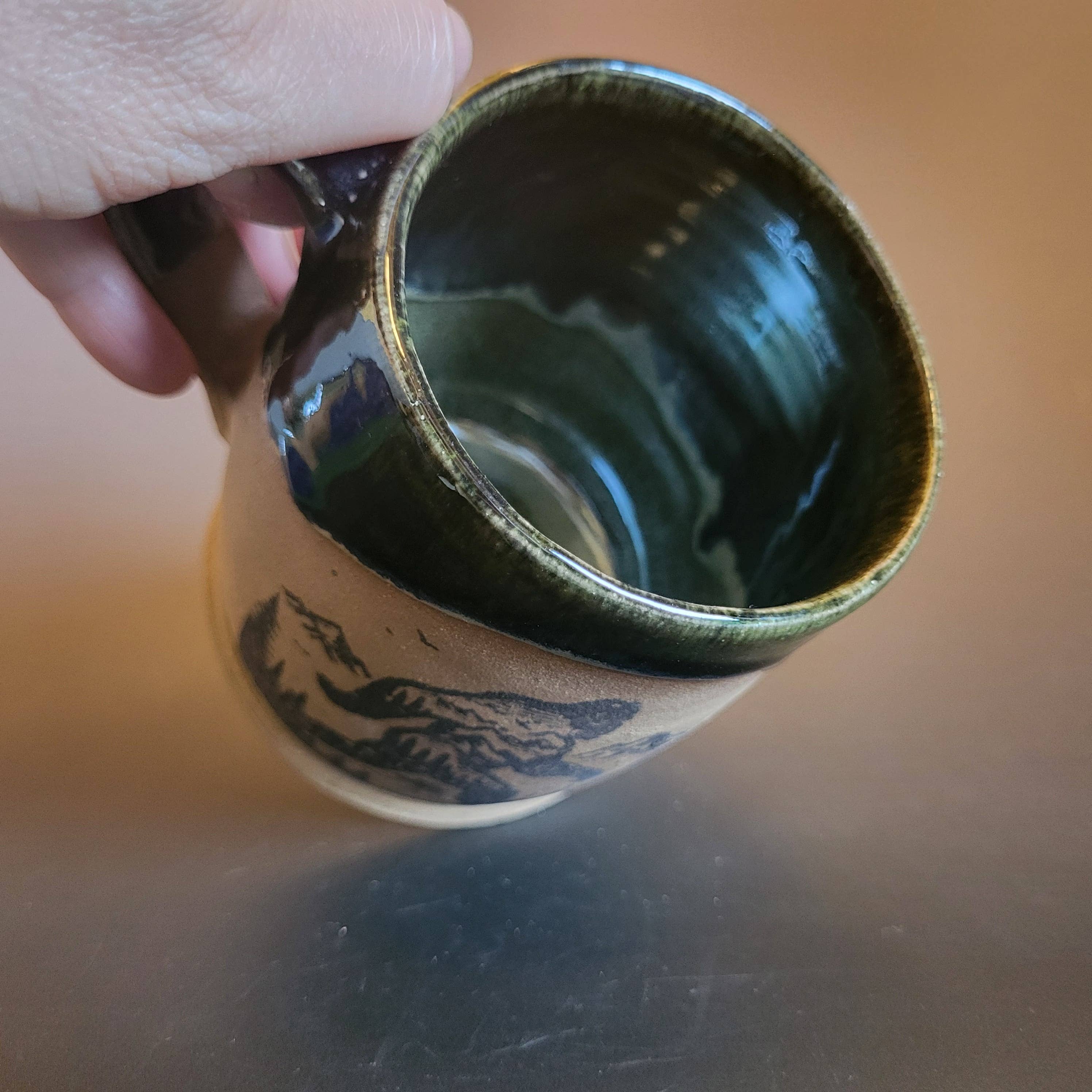 Divine Vessels Pottery - Wholesale Koffiemok - Bigfoot mok en bergen met donkergroene glazuur5