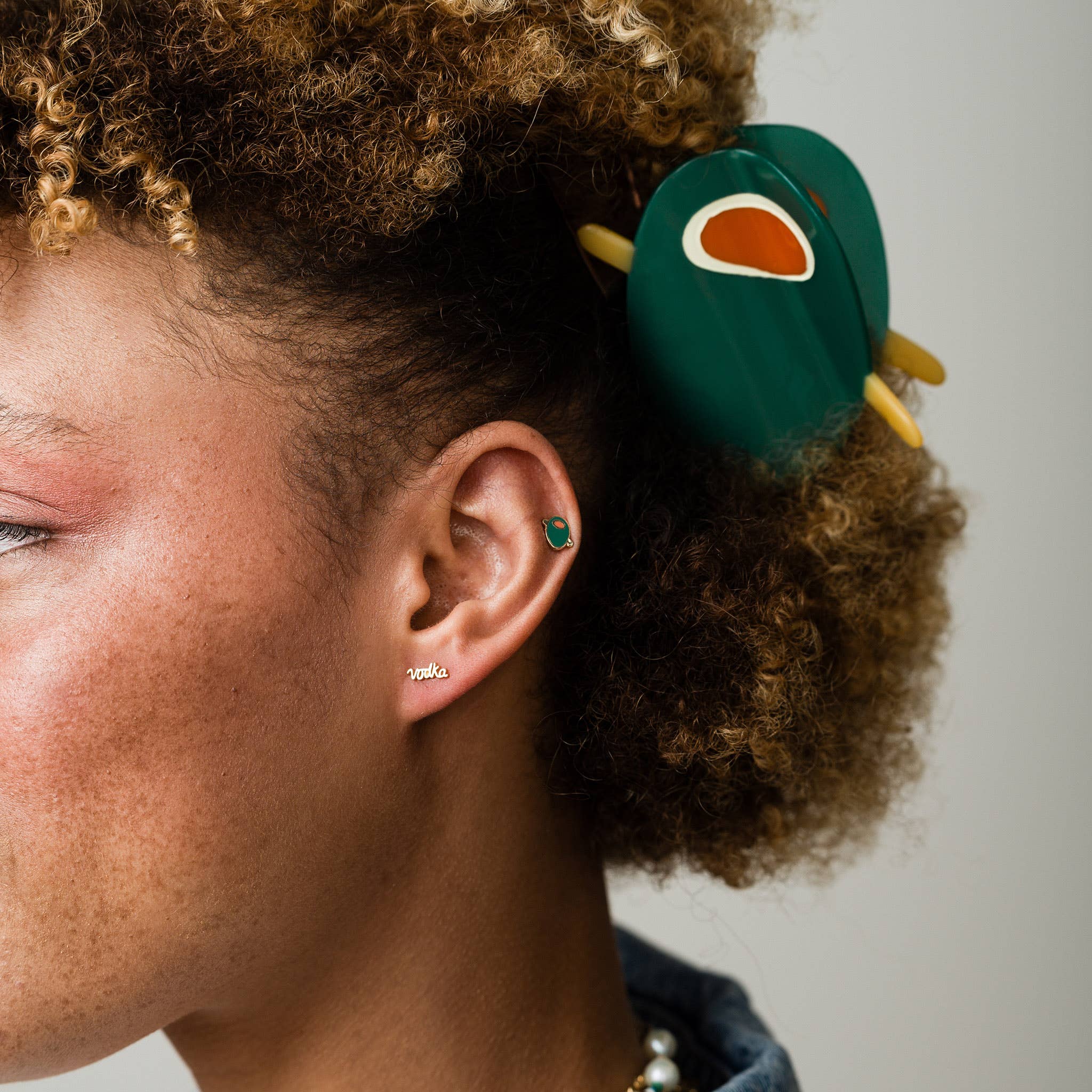 Larissa Loden – Großhandel Ohrstecker – Ohrstecker aus olivgrüner Emaille3