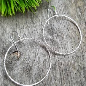 Sosie Designs – wholesale Hoop-örhängen – Silver stora hamrade runda Hoop-örhängen