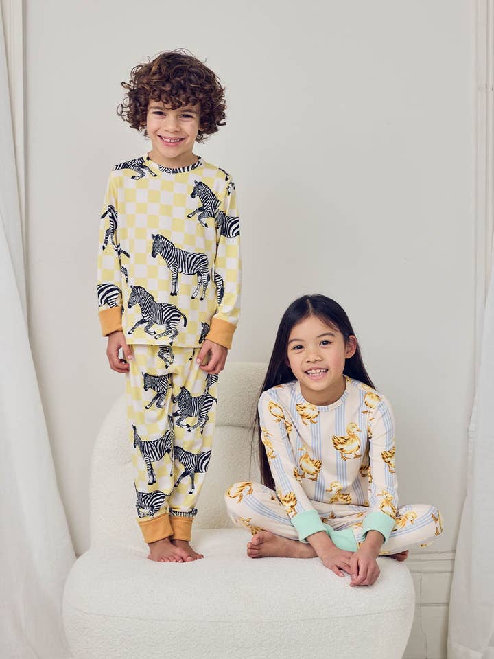 Kinder 2er-Pack Lang-Pyjama-Set – Zebra-Schachbrett / Flauschige Entenküken mit Streifenmuster für den Großhandel von Chelsea Peers