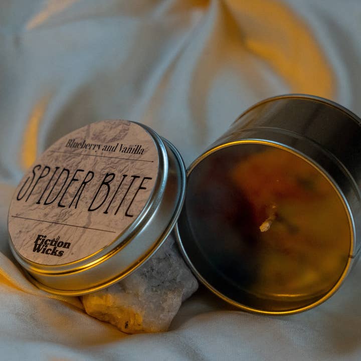 Fictionwicks – Vela em jarro/copo por atacado – Spider Bite | inspirado no super-herói | Baunilha e mirtilo